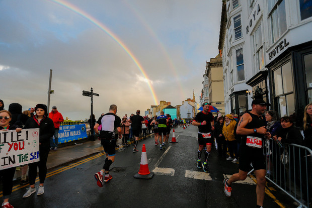 The run course through the streets of Tenby keeps athletes close to spectators throughout the race. (c) Huw Fairclough for IRONMAN